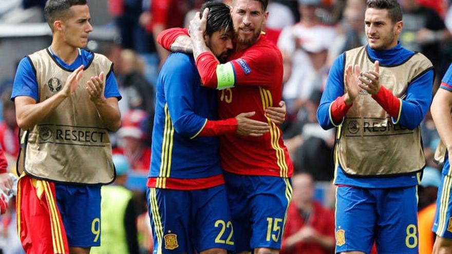 Nolito y Ramos, entre Lucas Vázquez y Koke, se abrazan al final del partido. // Juanjo Martín