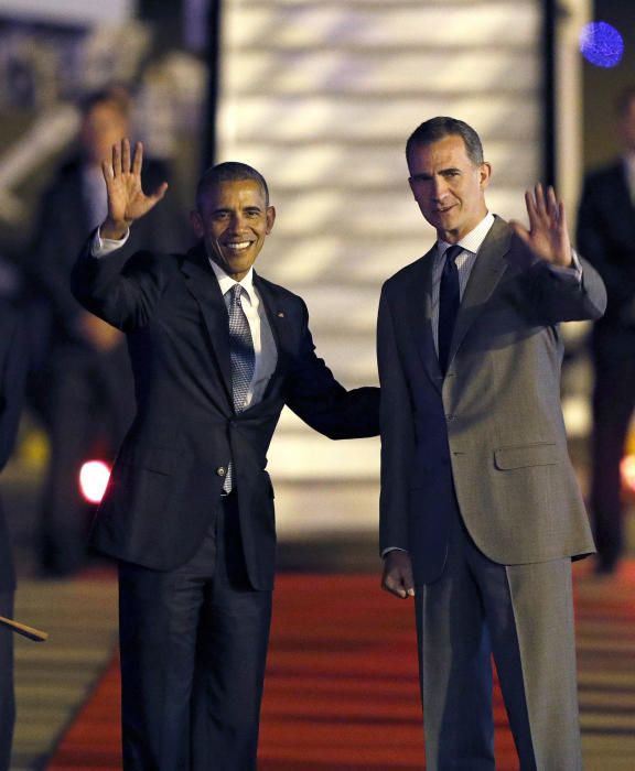 El presidente de Estados Unidos, Barack Obama, saluda al rey Felipe VI (i) a su llegada la base aérea de Torrejón (Madrid), en el inicio de su visita a España