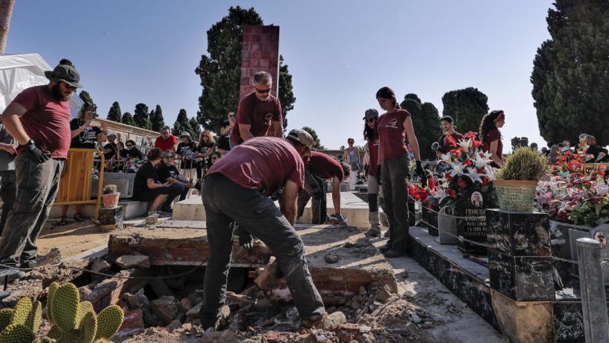 El cementerio de Paterna emprende una nueva exhumación.