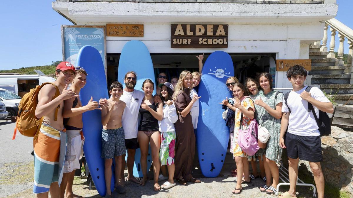 García durante su visita al campamento de surf en Nemiña, en Muxía