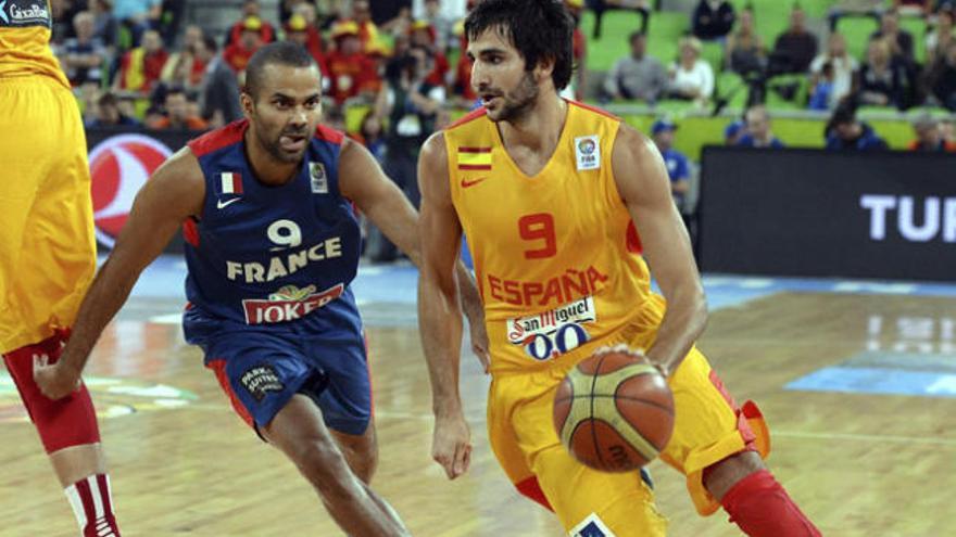 Tony Parker persigue a Ricky Rubio