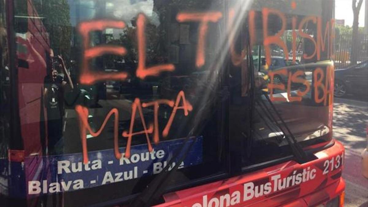 Pintada en el parabrisas de un bus turístic realizada por Arran.