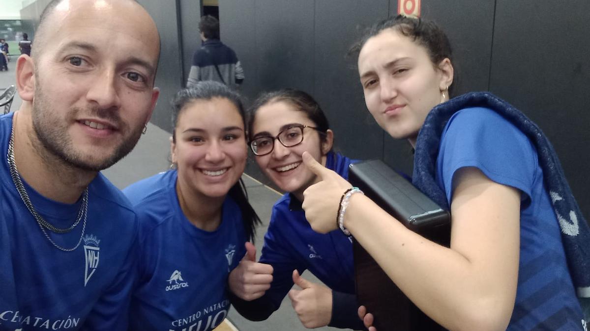 Las jugadoras del Helios, junto a su entrenador, celebran el ascenso a División de Honor.