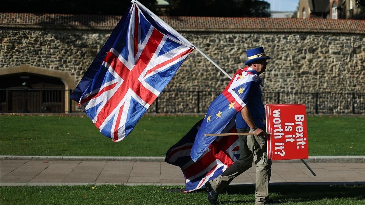 zentauroepp45511594 anti brexit campaigner steve bray walks along colleague gree181019135728