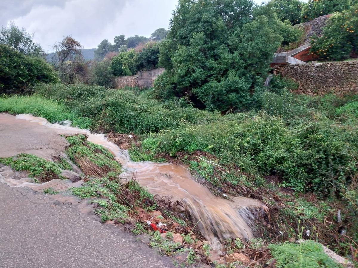Escorrentías que bajan hacia el barranco de la Murta, este domingo.