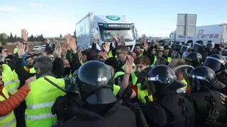 EN DIRECTO I Los antidisturbios desalojan a un centenar de agricultores por los cortes de tráfico en la Región de Murcia