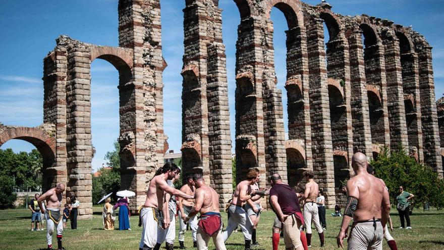 El fútbol de los romanos se juega en el Acueducto de Los Milagros de Mérida