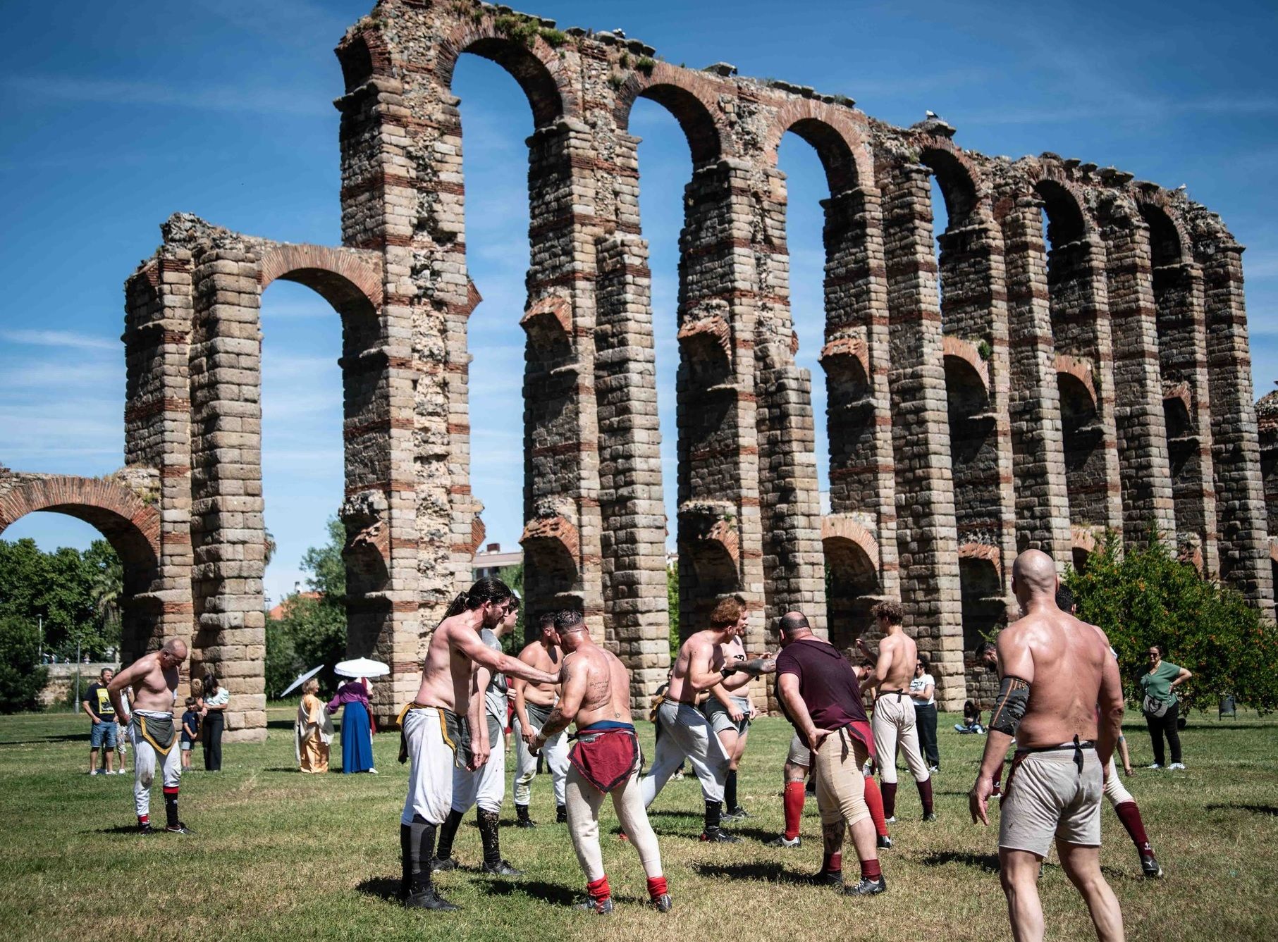 El fútbol de los romanos se juega en el Acueducto de los Milagros de Mérida