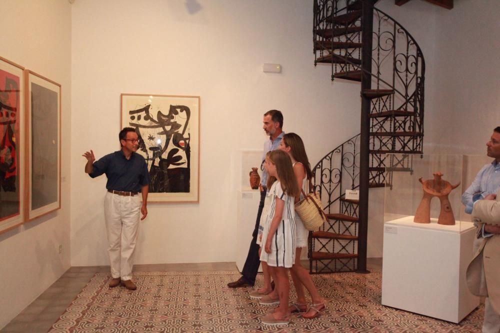 Los Reyes y sus hijas visitan la exposición de Miró y Picasso en Can Prunera de Sóller