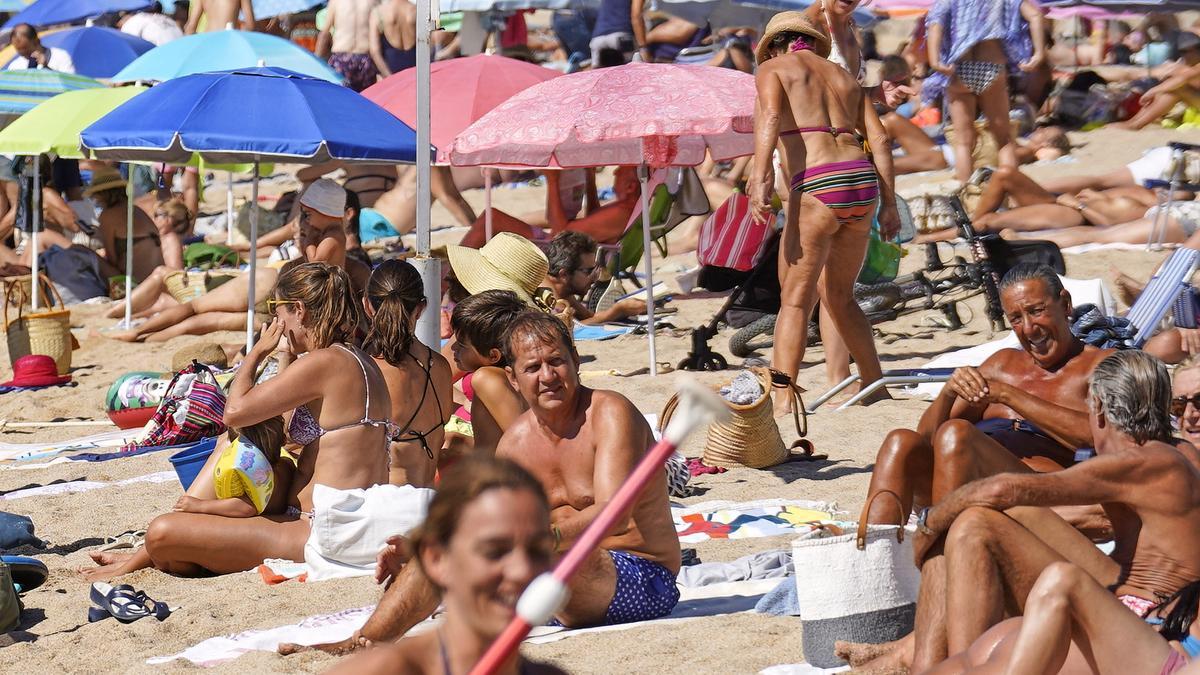 Estiuejantsa la platja de Llafranc, en una imatge d&#039;arxiu.