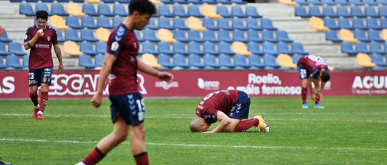 Los jugadores del Pontevedra se lamentan tras la derrota de ayer ante el Sporting B. |  // GUSTAVO SANTOS