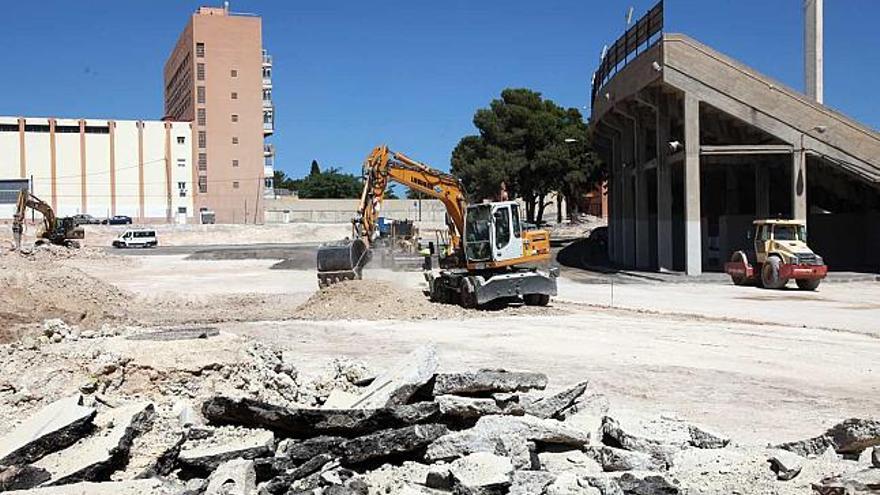 Los trabajos continuaban ayer a buen ritmo en el solar objeto de la polémica donde se construye en parking VIP del Hércules.