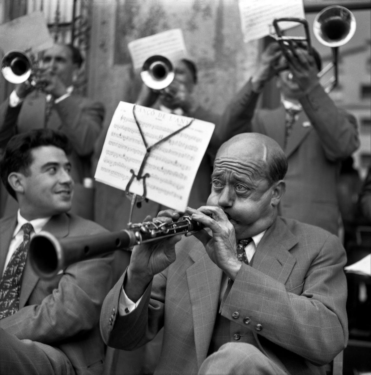 Persona que toca el tible. Granollers 1958