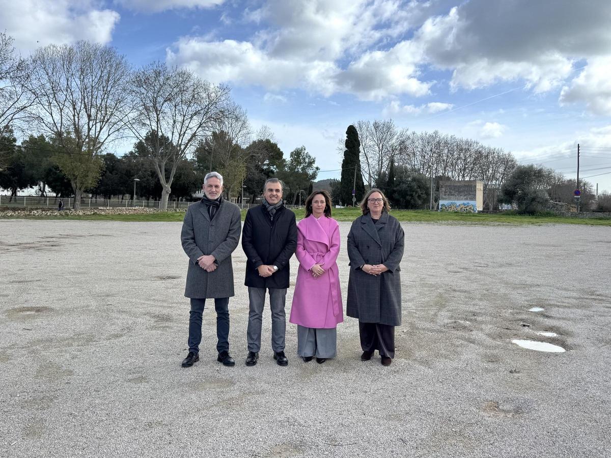 Las autoridades autonómicas y  municipales han visitado el solar donde se levantará el futuro centro.