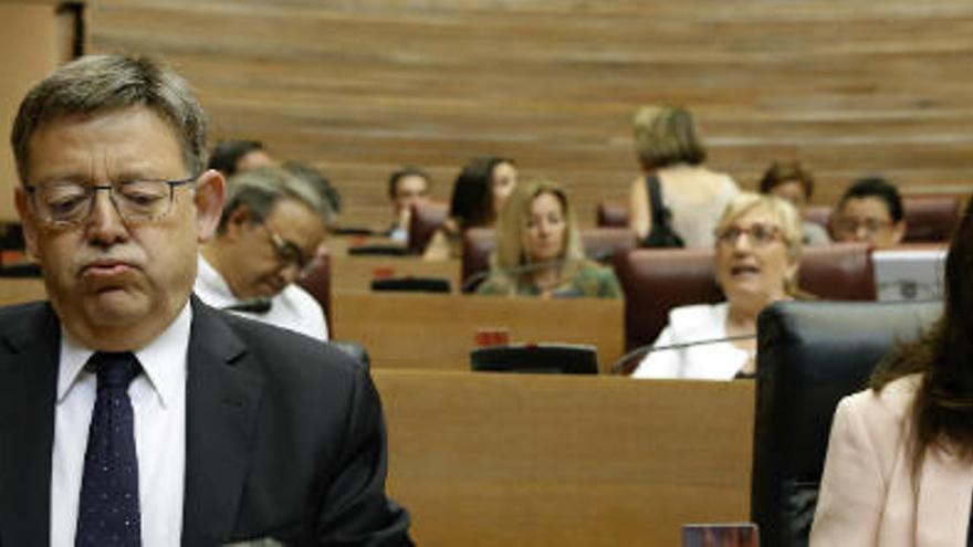 Puig y Oltra hoy durante un momento del pleno de las Corts