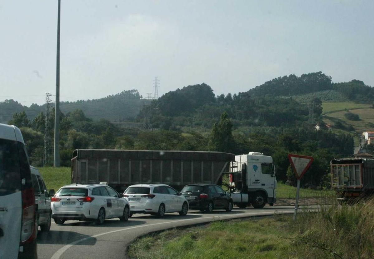 Camiones y turismos en la rotonda de El Empalme.
