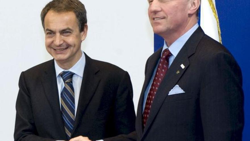 El presidente del Gobierno, José Luis Rodríguez Zapatero (i), saluda al primer ministro checo, Mirek Topolánek, cuyo país preside este semestre la UE, a su llegada a la sede del Consejo en Bruselas, donde hoy analizará con sus socios comunitarios las medidas necesarias para hacer frente a la crisis financiera y al desempleo.