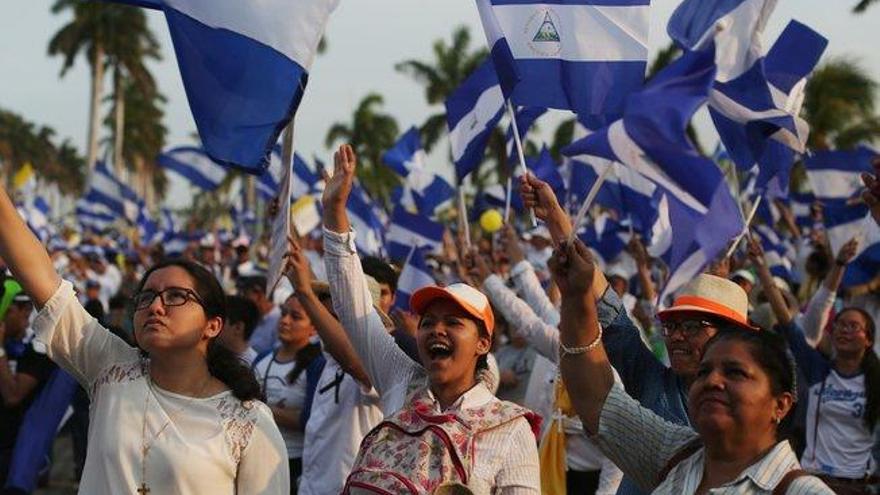 La policía de Nicaragua impide manifestarse a un grupo opositor