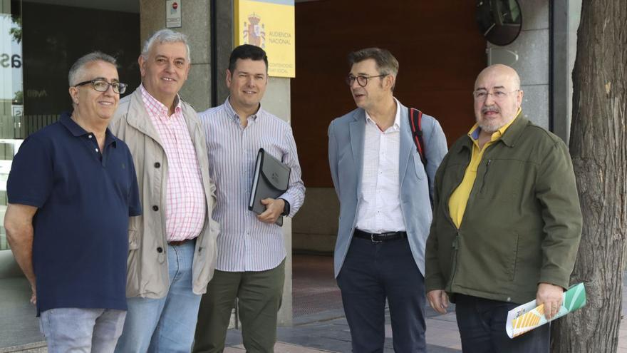 El secretario general de UPA Extremadura, Ignacio Huertas (primero por la izquierda); el presidente de la Cooperativa Cobideza, Román Santalla (segundo por la derecha) y el secretario xeral de Unións Agrarias, Roberto García (primero por la derecha), a su llegada a la Audiencia Nacional / GUSTAVO VALIENTE