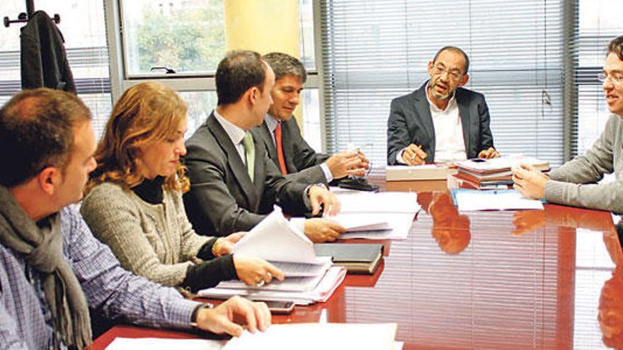 Los negociadores de Emaya, durante la reunión celebrada en el TAMIB.