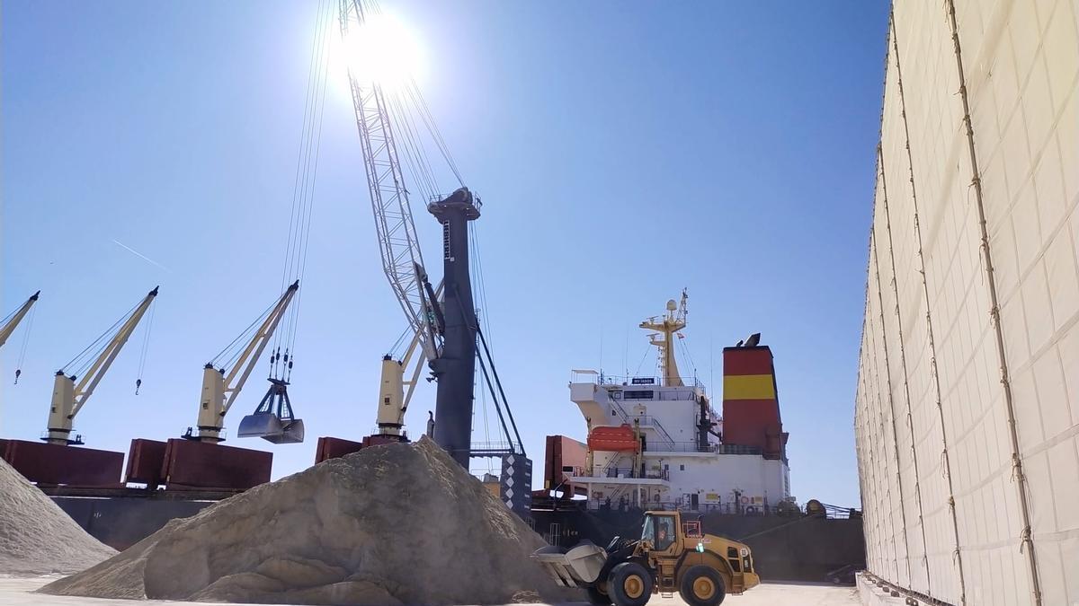 Operación de descarga de mercancías en el puerto de Castellón.