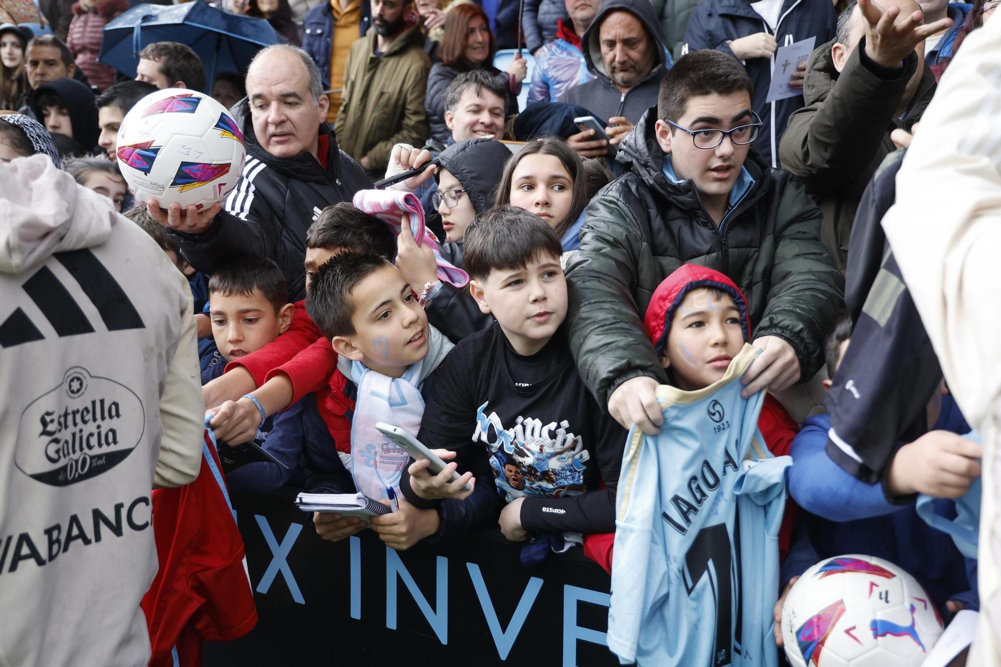 Cientos de aficionados disfrutan del entrenamiento del Celta en Balaídos