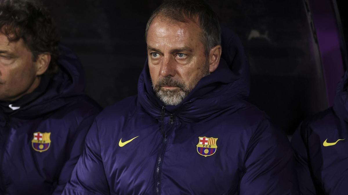 Hansi Flick, técnico del Barça, en el banquillo del Guadalajara.