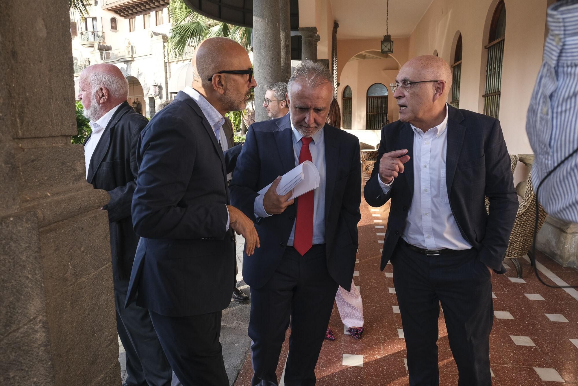 Encuentro informativo con Ángel Víctor Torres, ministro de Política Territorial y Memoria Democrática de España 
