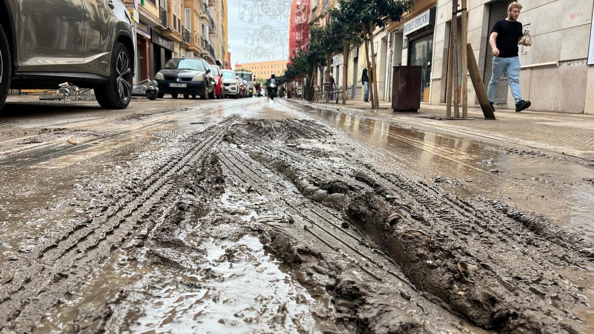 Destrozos en la calle Carretería, tras la inundación causada por una súbita riada el miércoles al mediodía tras las intensas lluvias provocadas por la DANA que pasó por Málaga