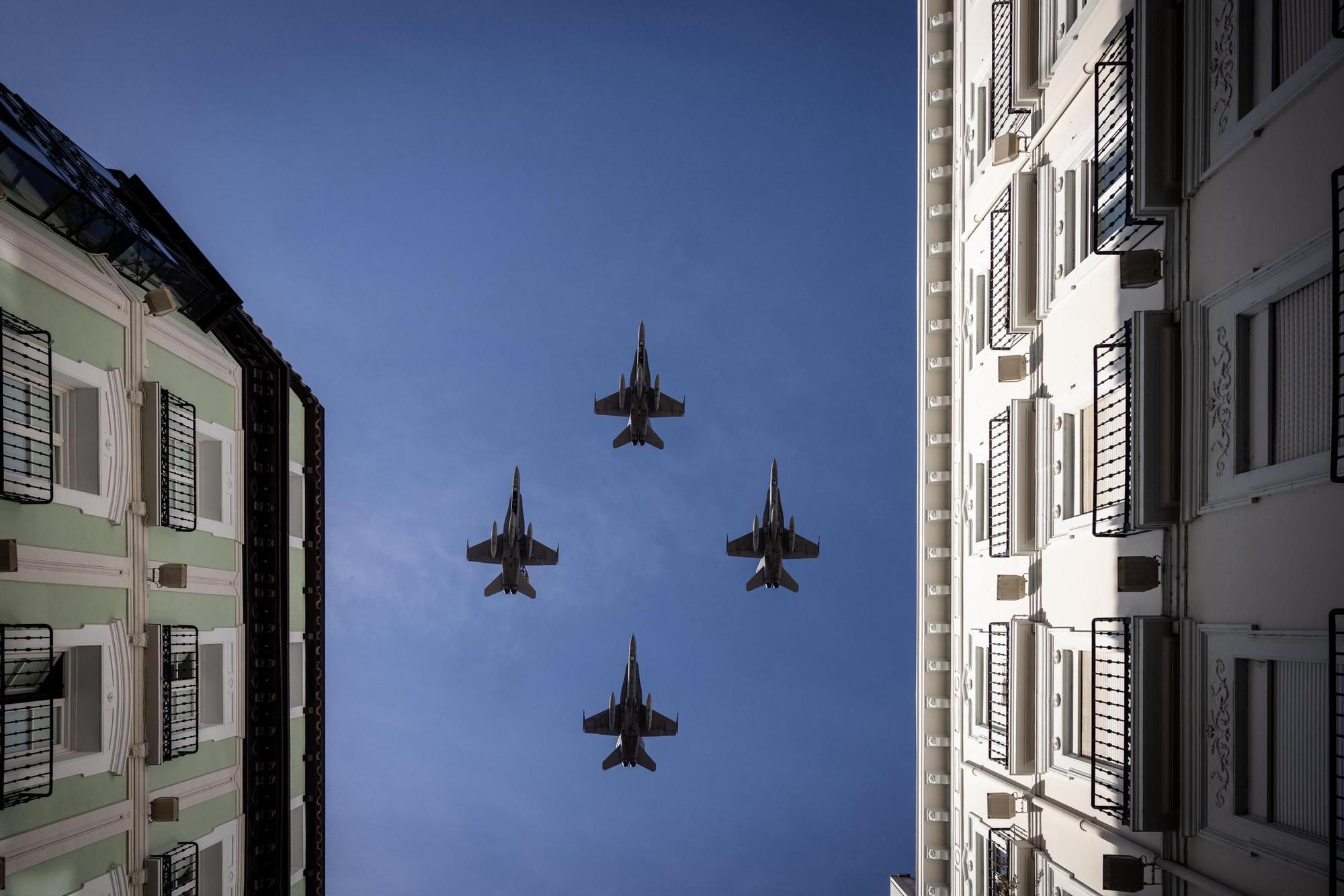 En imágenes | Zaragoza vive su día grande con la Ofrenda de Flores a la Virgen del Pilar