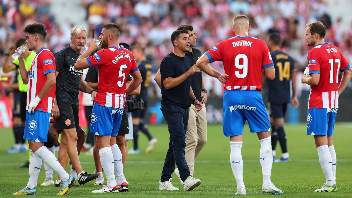 Míchel, dando instrucciones a los suyos en el Girona-Real Madrid