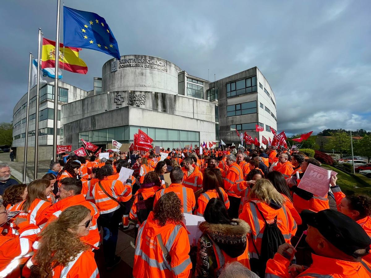 Protesta de trabajadores de los PAC de Galicia, ayer, frente a la Consellería de Sanidade mientras se celebraba la mesa sectorial para abordar el derceto.