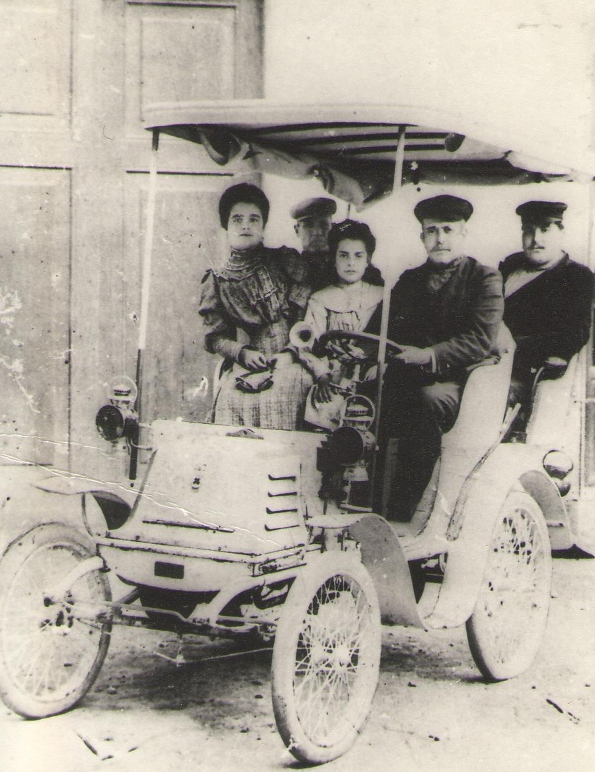 Felipe Miralles, el vecino que construyó la casa modernista de 1905, llevó a Pego el primer automóvil