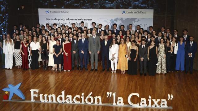 Foto de família durant la cerimònia de lliurament de les beques de la Fundació La Caixa, ahir a Madrid.  | ANTONIO GUTIÉRREZ / EUROPA PRESS