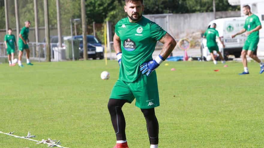 El arquero, Diego García, durante uno de los entrenamientos de la temporada. |  // IÑAKI OSORIO