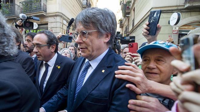 Carles Puigdemont aparece por la calle Trafalgar para acudir al acto de bienvenida preparado para recibir al ex president en su regreso a Cataluña