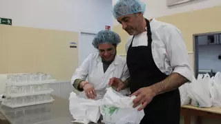 En busca de manos solidarias en Mieres: Amicos necesita voluntarios para cubrir vacaciones y ofrecer 50 comidas diarias