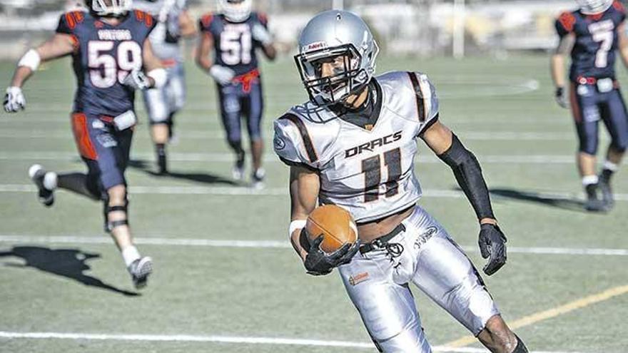 Un jugador del Badalona Dracs se escapa de la defensa del Mallorca Voltors.