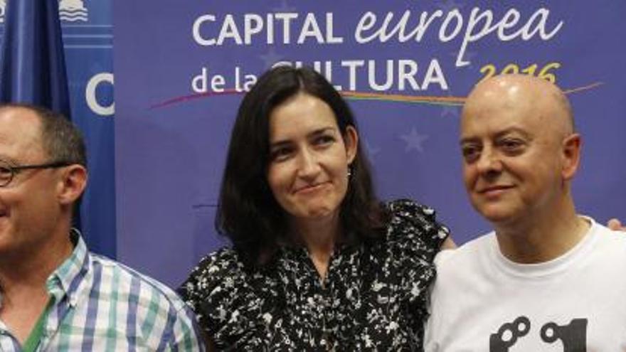 El alcalde de San Sebastián, Juan Karlos Izagirre (izquierda), posa con González Sinde, y con su antecesor en el cargo Odón Elorza.