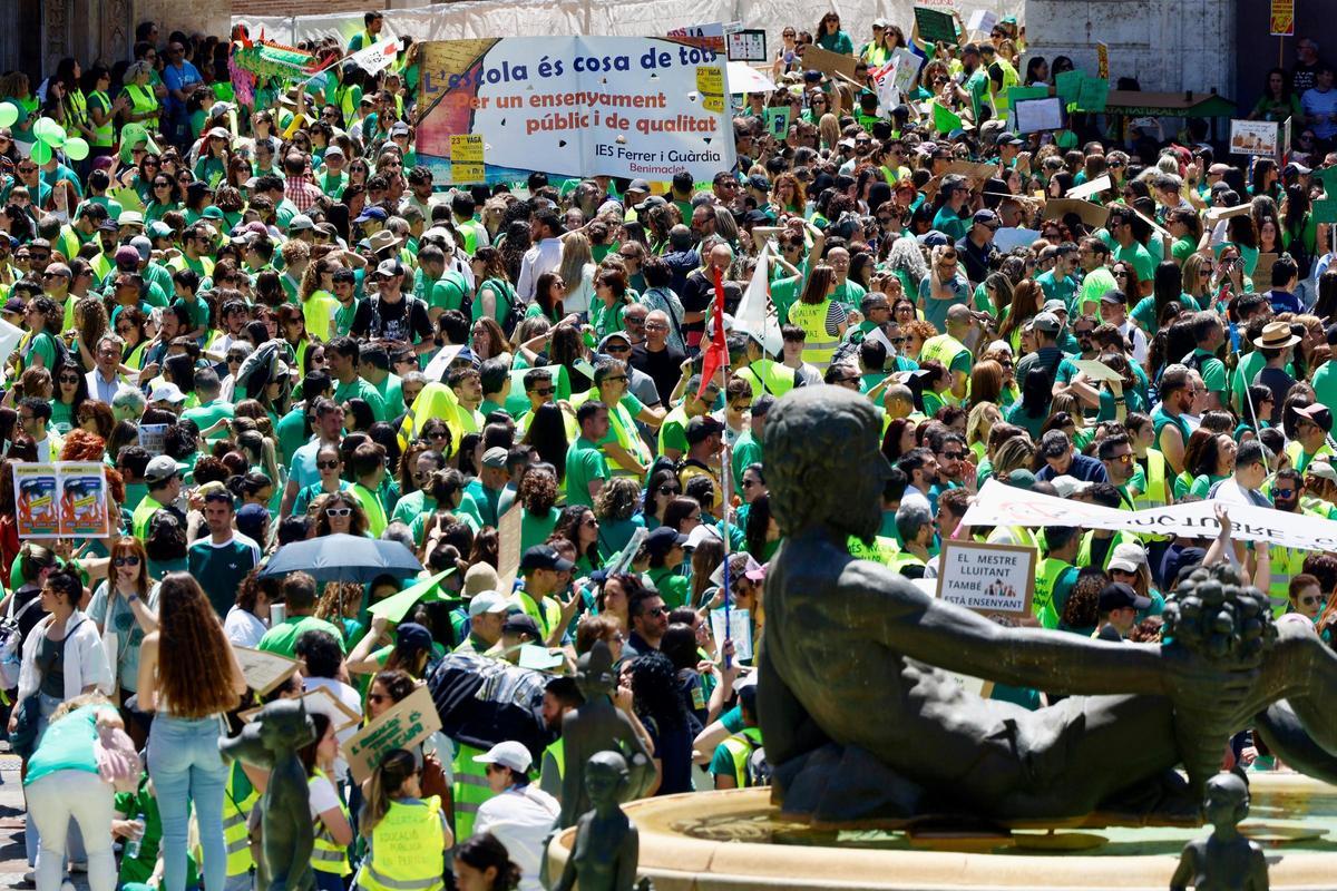Así ha sido la marcha "histórica" de los profesores en València el día de la huelga