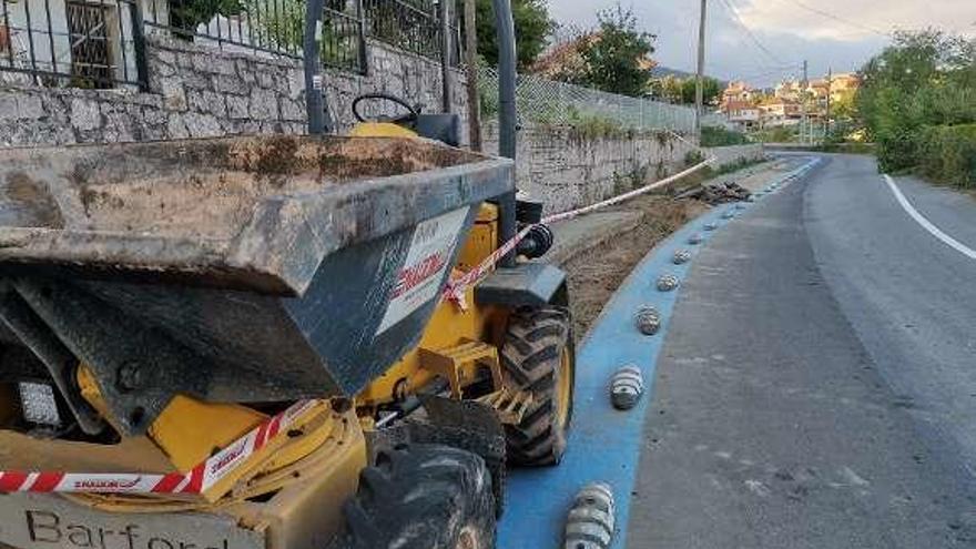 El pabellón de Castrillón, ayer con la cubierta en obras. // G.N.