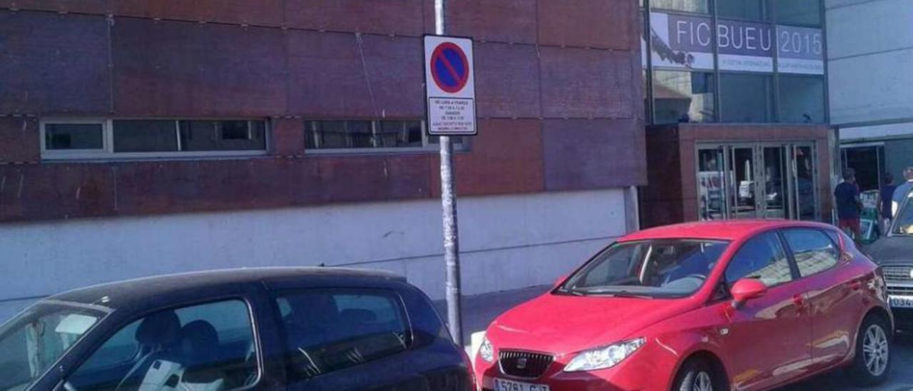 La zona de estacionamiento restringido a 15 minutos delante del Centro Social do Mar de Bueu. // G.N.