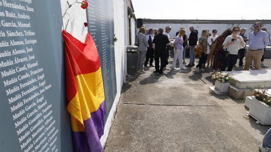 1. Acto central del homenaje a la II República. 2. El muro de los nombres en el osario de La Carriona y 3.  Participantes en la visita guiada por el Avilés de la República de Pablo M. Corral. | R. Solís