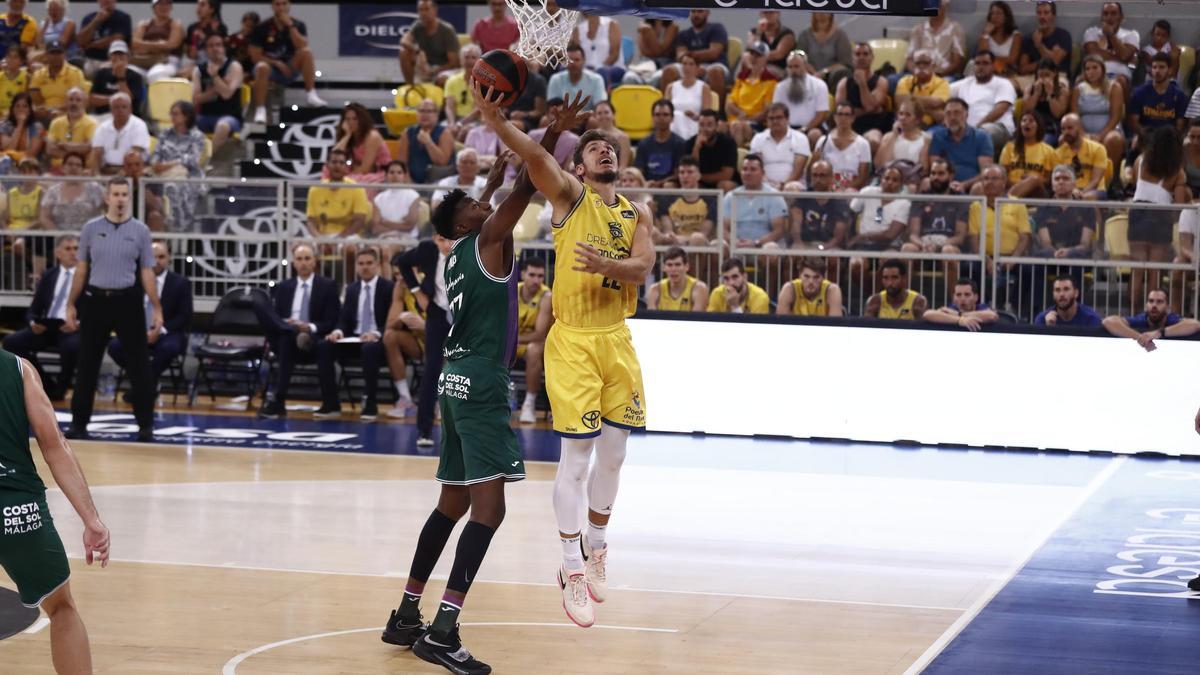 Sima y Happ, ambos con las camisetas de Unicaja y 'Granca'.