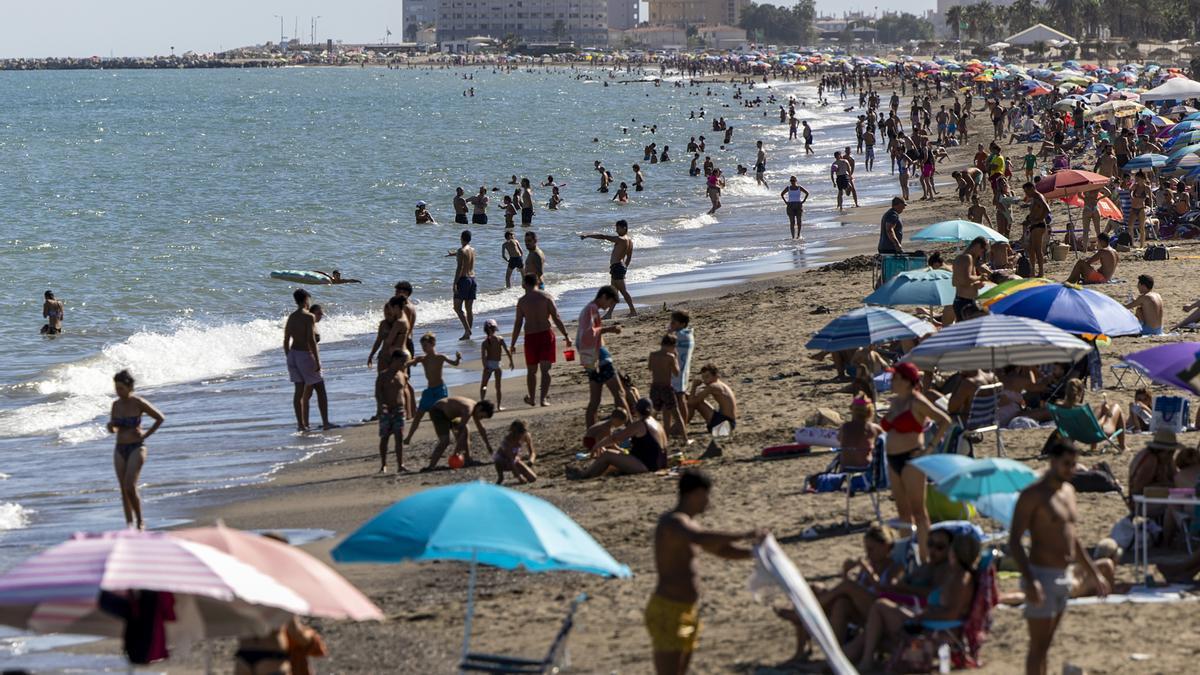 Numerosas personas se bañan en la Playa de la Misericordia (Málaga).