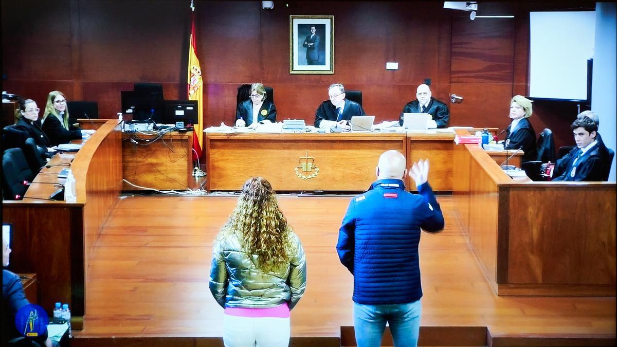 Constantin Dumitru junto a Priscila durante su intervención, hoy en la Audiencia.