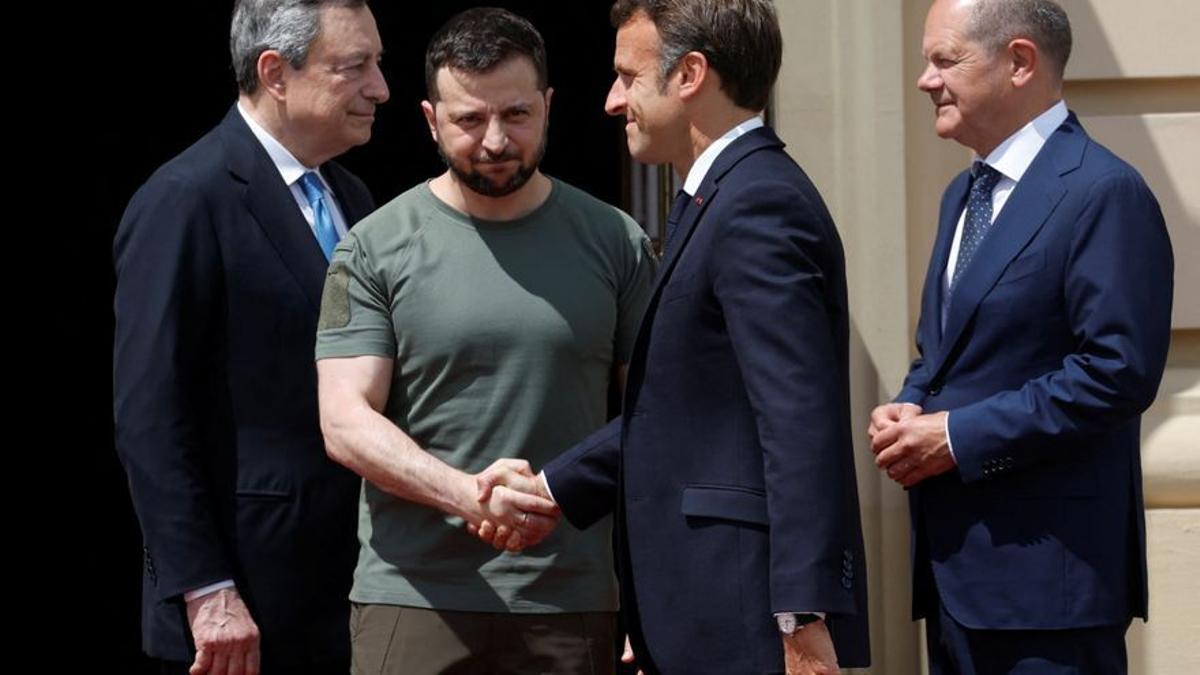 Volodímir Zelenski saluda a Emmanuel Macron ante Olaf Scholz y Mario Draghi, este jueves en Kiev.