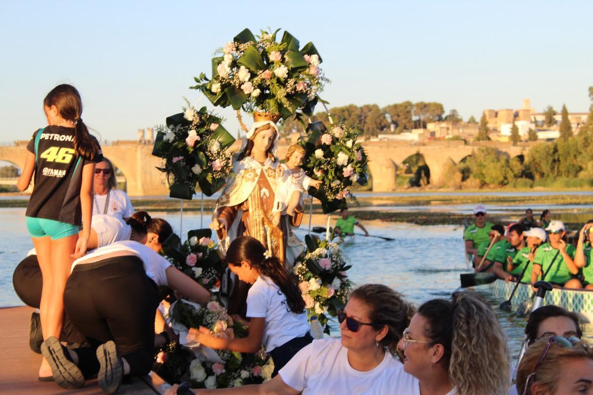 FOTOGALERÍA | La Virgen del Carmen surca el río Guadiana en Badajoz: "Ellas son las que reman y las que de verdad la guían"