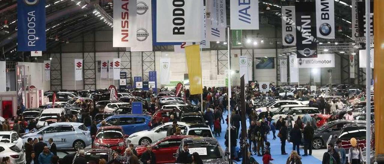 Visitantes de la última edición del salón del automóvil de Vigo, con presencia de varias marcas. // A. Irago