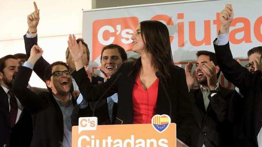 Inés Arrimadas, anoche, entre la euforia de su partido. // Efe